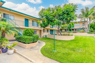 Pacific Manor Apartments in Encinitas, CA - Building Photo - Building Photo