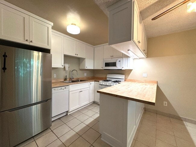 231 Penn St, Unit #5 in El Segundo, CA - Building Photo - Building Photo
