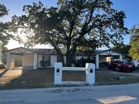 2112 Tanglewood St in Weatherford, TX - Building Photo