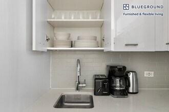 230 E 44th St in New York, NY - Building Photo - Building Photo