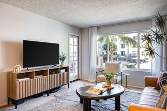 Veranda La Jolla in San Diego, CA - Building Photo - Building Photo