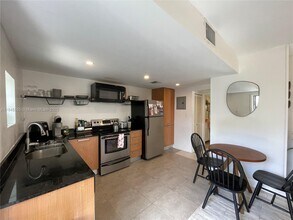 1040 7th St in Miami Beach, FL - Foto de edificio - Building Photo