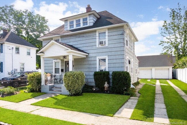 20 Waldo Ave in Greenvale, NY - Building Photo - Building Photo