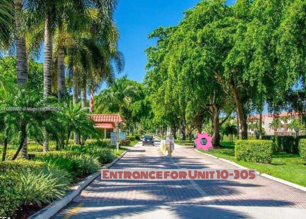 9511 N Hollybrook Lake Dr in Pembroke Pines, FL - Building Photo