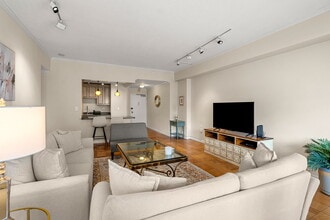 2 Hawthorne Pl, Unit 17M in Boston, MA - Foto de edificio - Building Photo