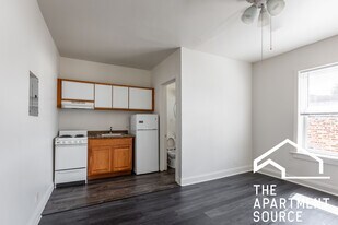 3957 W Irving Park Rd in Chicago, IL - Building Photo