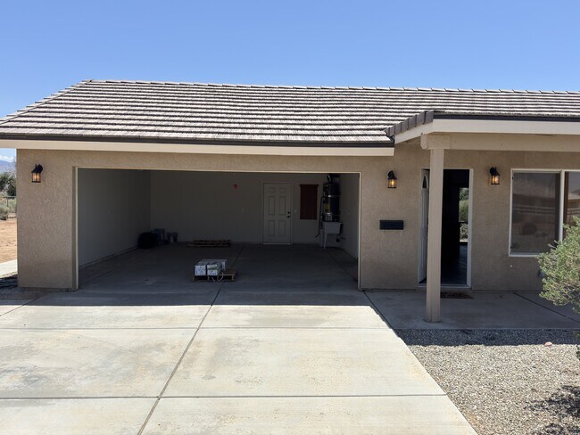 23423 Cherokee Ave in Apple Valley, CA - Foto de edificio - Building Photo