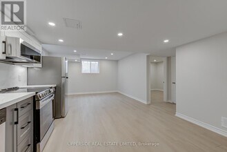 73 Gemini Dr in Barrie, ON - Building Photo - Building Photo