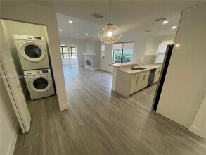 1637 SW 10th St in Miami, FL - Building Photo - Building Photo