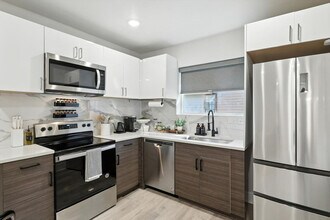 5025 San Jacinto St in Dallas, TX - Foto de edificio - Building Photo