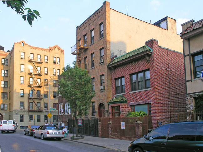 24 W 174th St in Bronx, NY - Building Photo - Building Photo