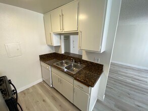 3730 S Sepulveda Blvd, Unit 206 in Los Angeles, CA - Foto de edificio - Building Photo