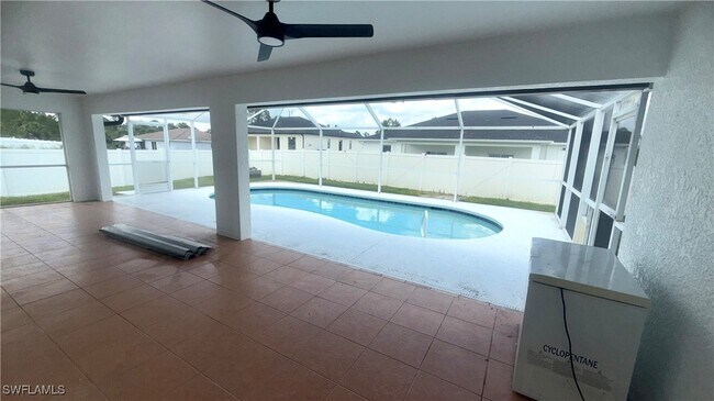 833 Eisenhower Blvd in Lehigh Acres, FL - Foto de edificio - Building Photo