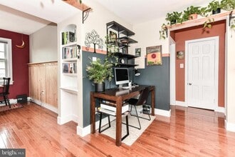 1808 W Abingdon Dr in Alexandria, VA - Foto de edificio - Building Photo