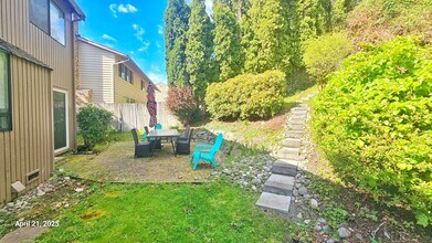 5590 Highland Dr in Bellevue, WA - Building Photo - Building Photo