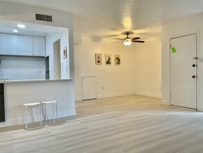 3400 Timmons Ln in Houston, TX - Building Photo - Building Photo