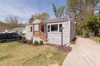 2221 Larchwood Rd SW in Atlanta, GA - Building Photo - Building Photo