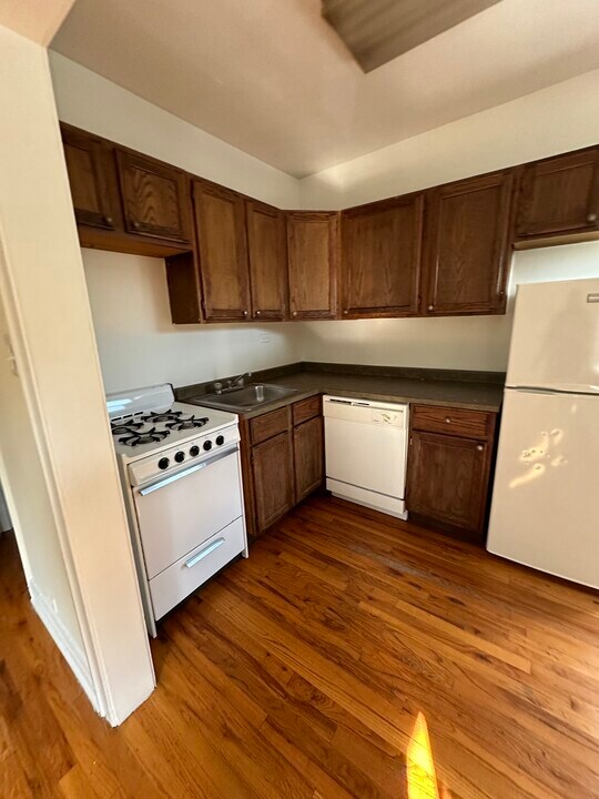 556 W Wellington Ave, Unit 314 in Chicago, IL - Building Photo