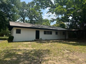 404 Cobb Ave in Lumberton, MS - Building Photo