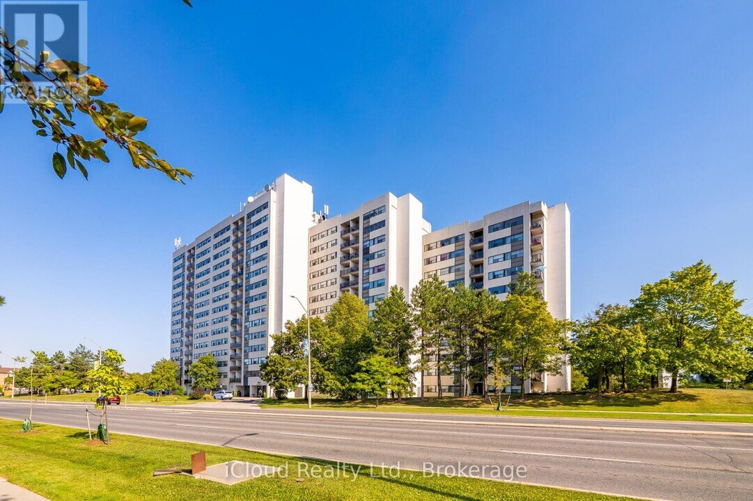 2900 Battleford Rd in Mississauga, ON - Building Photo