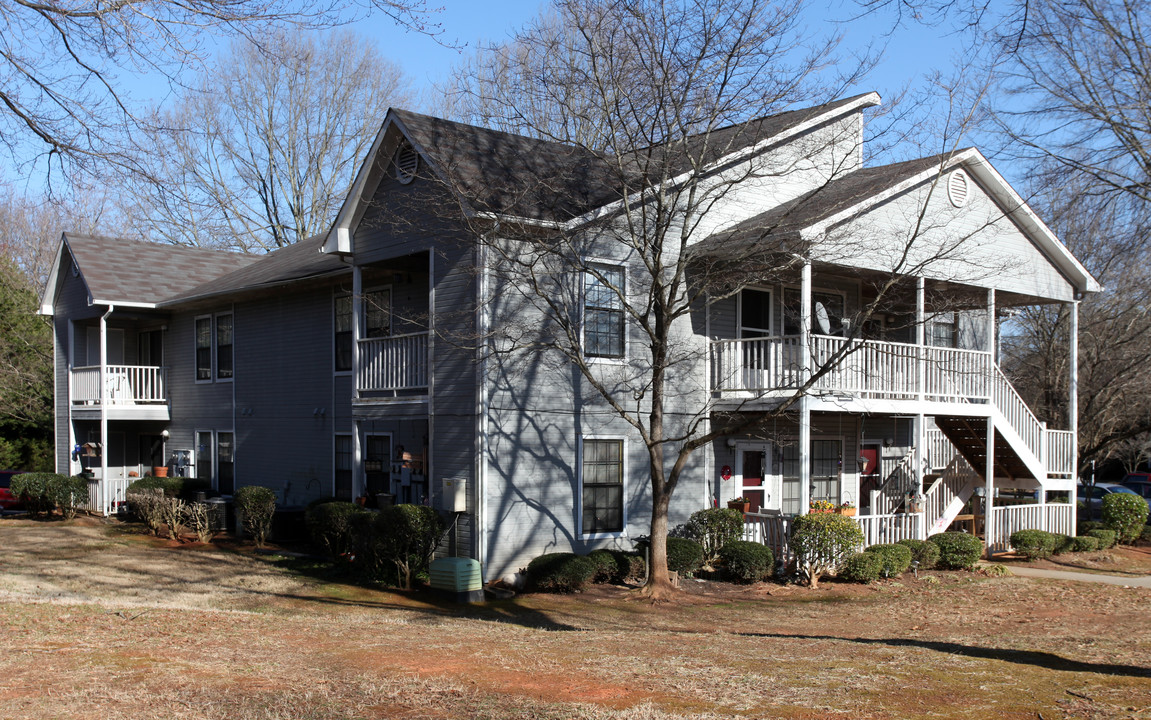 Oakwood Apartments Phase 1 in Yadkinville, NC - Building Photo