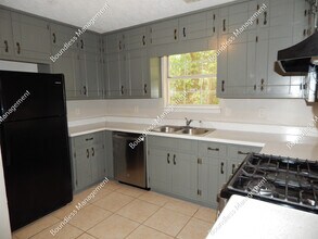 7153 Woodland Cir in Riverdale, GA - Foto de edificio - Building Photo