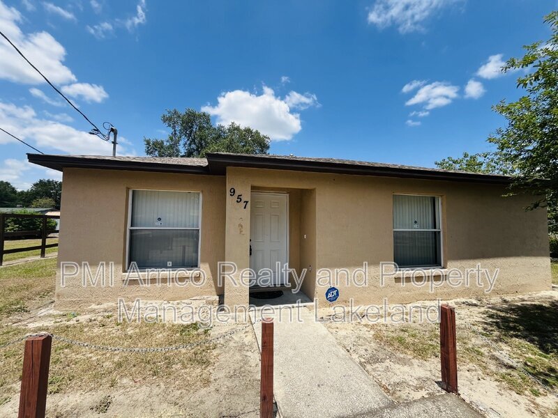957 School House Rd in Lakeland, FL - Building Photo