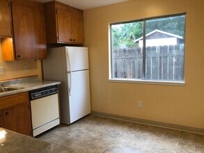 1001 Sycamore St, Unit Unit B in Chico, CA - Building Photo - Building Photo