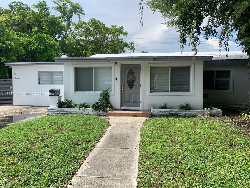 2029 Pierce St in Hollywood, FL - Building Photo
