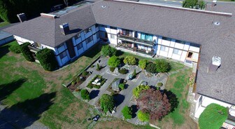 14990 North Bluff Rd in White Rock, BC - Building Photo