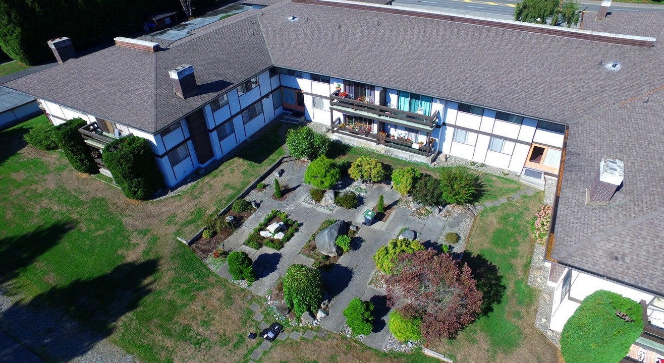 14990 North Bluff Rd in White Rock, BC - Building Photo