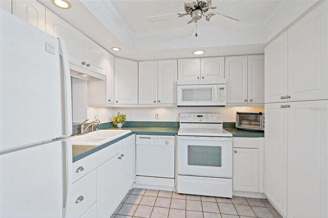 2621 Cove Cay Dr, Unit 407 in Clearwater, FL - Foto de edificio - Building Photo