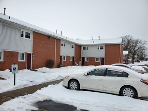 151 Old Liverpool Rd in Salina, NY - Foto de edificio - Building Photo