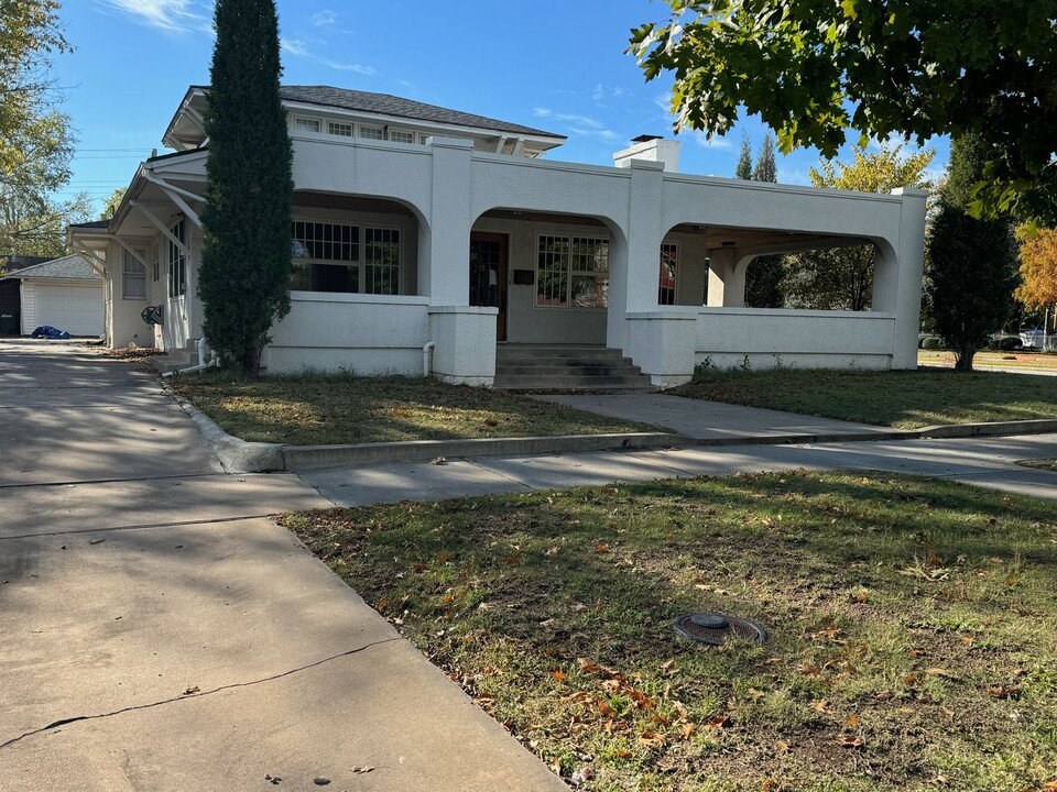 1523 W Broadway Ave in Enid, OK - Building Photo