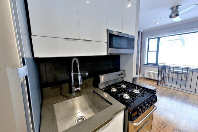 410 E 13th St in New York, NY - Building Photo - Building Photo