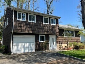 56 Fairway Dr in East Hanover, NJ - Building Photo