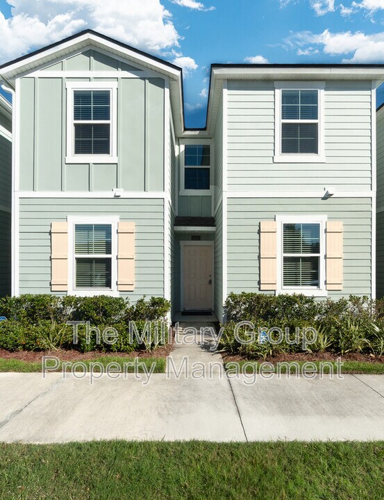 425 Running Wds St in Orange Park, FL - Building Photo