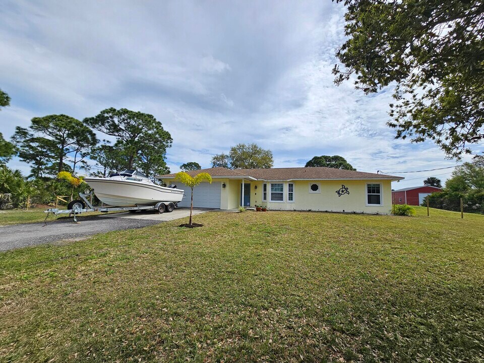5390 Broad Acres St in Merritt Island, FL - Foto de edificio