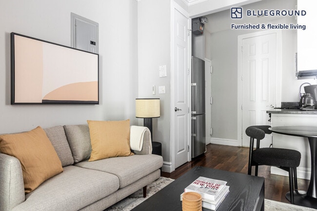 246 Mott St in New York, NY - Foto de edificio - Building Photo