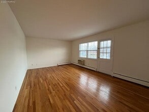 84 Shore Rd in Port Washington, NY - Building Photo - Building Photo