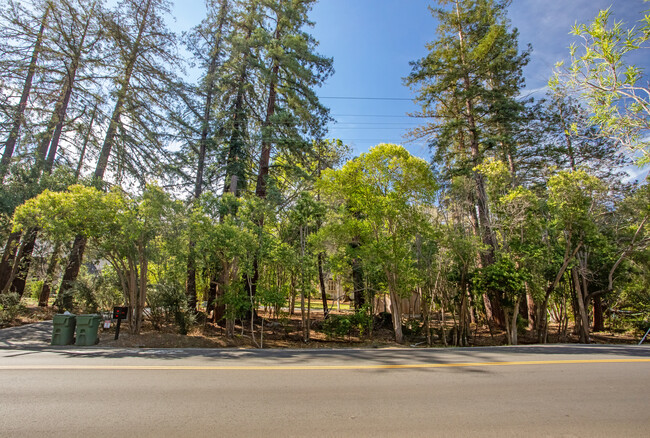 1060 Campus Drive in Stanford, CA - Building Photo - Building Photo