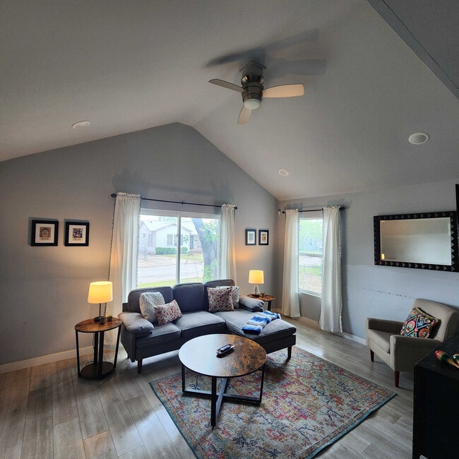 1413 Santa Monica St in San Antonio, TX - Building Photo - Building Photo