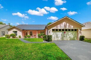 143 Breezy Oaks Ct in Davenport, FL - Building Photo