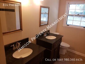 814 Pineborough Rd in Charlotte, NC - Building Photo - Building Photo