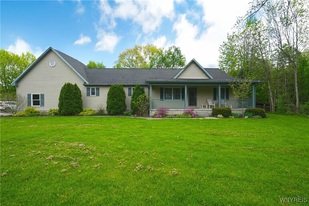 922 Pletcher Rd in Youngstown, NY - Building Photo