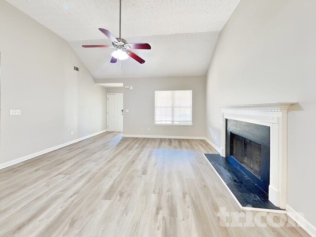 1221 Brown's Country Ln in Locust Grove, GA - Foto de edificio - Building Photo