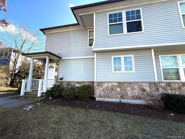 property at 30 Sintsink Dr E