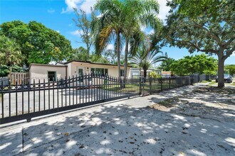 135 NW 121st St in North Miami, FL - Building Photo - Building Photo