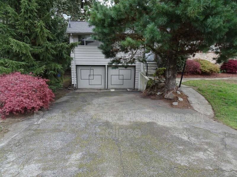 2425 NE 182nd Pl in Shoreline, WA - Building Photo