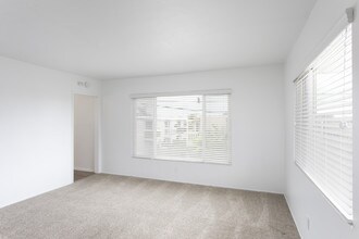 909 1/2 Chalcedony St in San Diego, CA - Building Photo - Building Photo